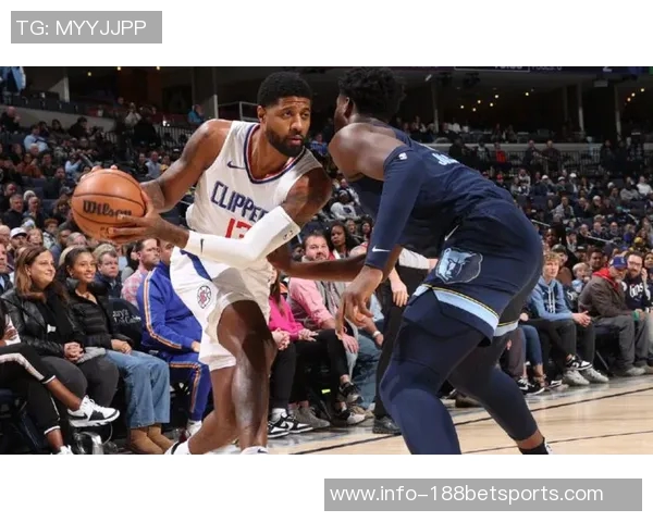 乔治半场表现稳定9投4中三分球命中率高达60贡献11分6篮板3助攻