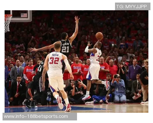 保罗乔治表现平平14投仅5得19分4篮板4抢断2盖帽罚球命中率尚可