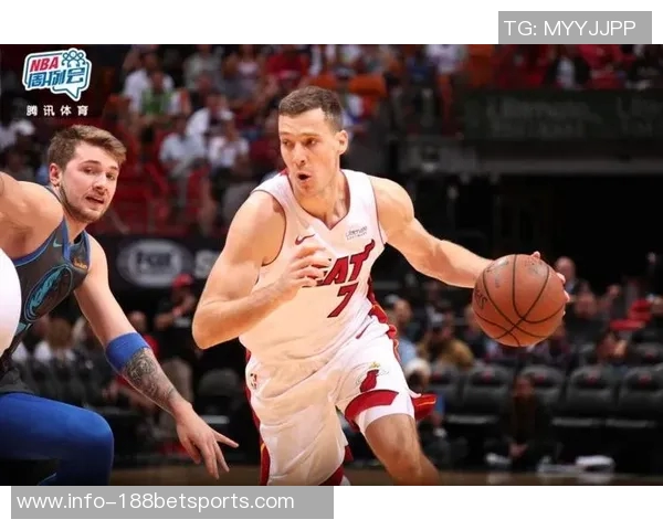 费尔斯冲突后情绪激动被拦截安全护送回更衣室过程引关注 费尔斯冲突后情绪激动被拦截安全护送回更衣室过程引关注