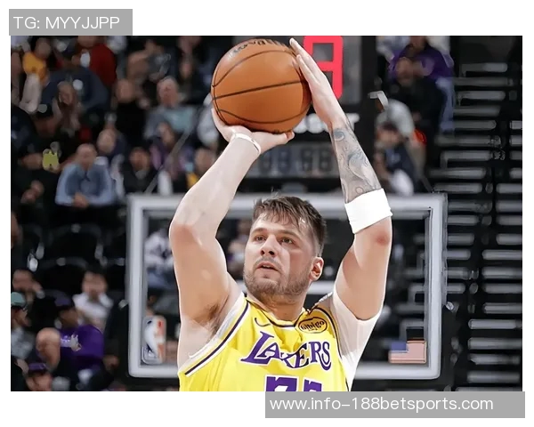 东契奇腰部不适第三节提前离场第四节回归替补席引发球迷关注 东契奇腰部不适第三节提前离场第四节回归替补席引发球迷关注