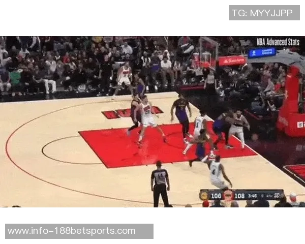 奥特球队训练动态布克与杰伦格林状态持续观察中